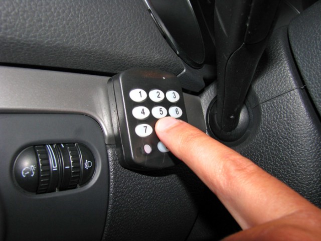 Заводи машину как угонщик