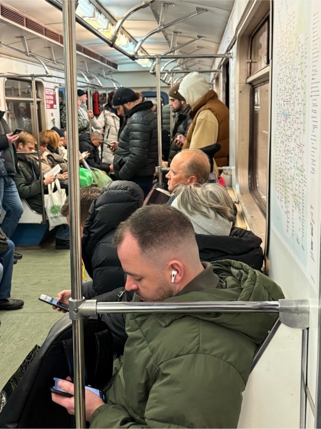 Иностранные специалисты в метро