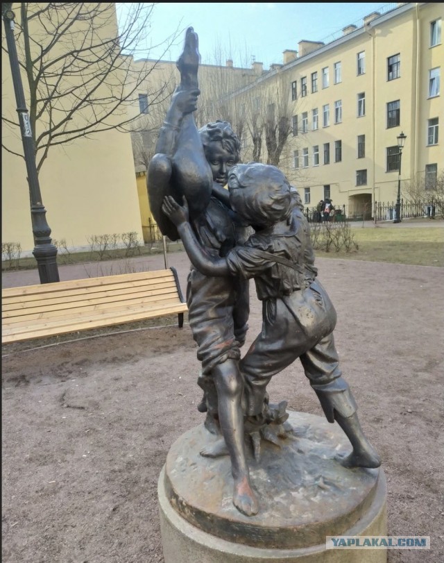 Вдвоем душат гуся. Третий мешает.