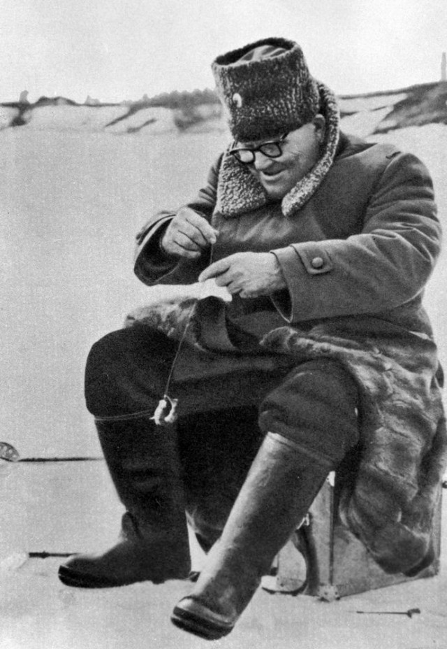 Щи, хлеб, рыбацкие снасти