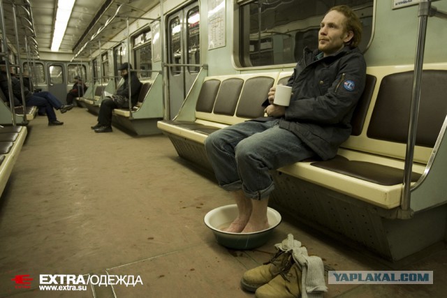 Пассажиры в метро.