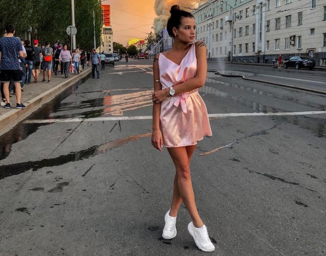 Девушки в обтягивающих платьях и их задницы