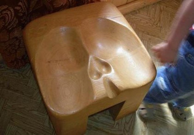 Феминистки изобрели два стула для защиты от мужчин