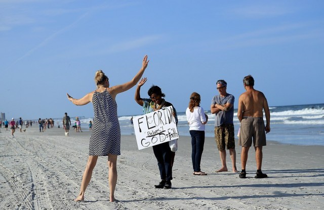 Пляжи Флориды наполнились людьми всего через 24 часа после того, как они были открыты