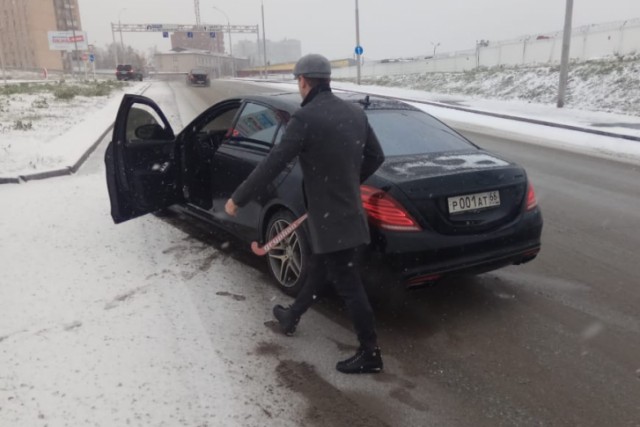 В Екатеринбурге водитель тонированного Mercedes с клюшкой напал на авто, в котором везли анализы на COVID