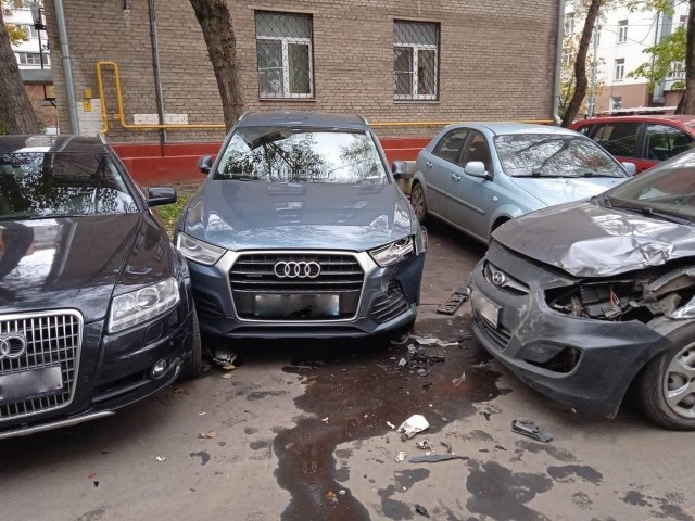 В Москва пьяная девушка разбила 7 автомобилей, пока пыталась припарковаться во дворе
