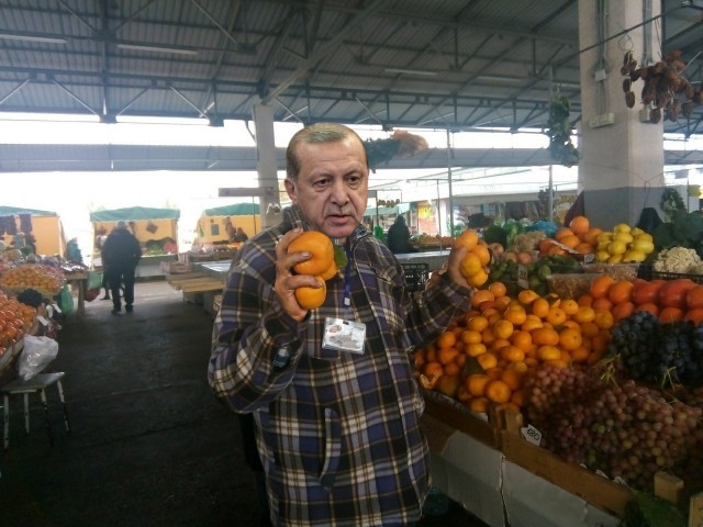 Фотожаба: Уиллем Дефо держит апельсины