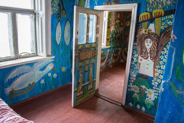 В Херсонской области затопило дом-музей украинской художницы Полины Райко. Там хранились её фрески — переживут ли они наводнение, теперь неясно.