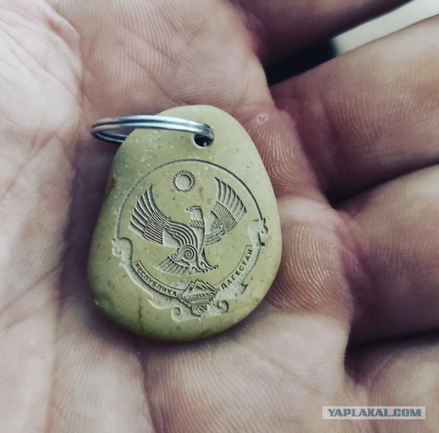 А потом скажет нашла у подножия Тяньмэнь