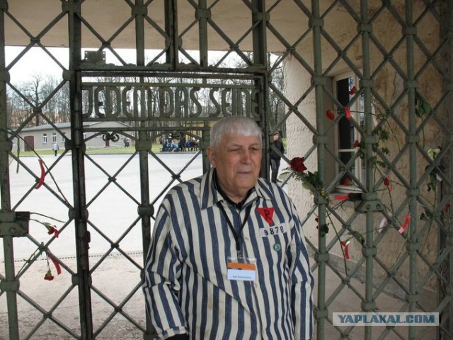 Пенсионерка Галина Савченко из Всеукраинского союза советских офицеров пришла в Парк Славы в советской форме и звездой на пилотке.
