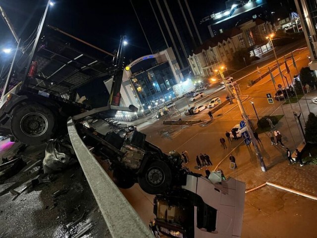 Водителю стало плохо, грузовик повис с моста через Волгу