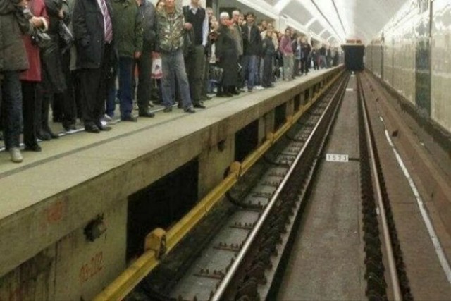 Пассажирка толкнула на пути 13-летнюю девочку в метро. Причина: внезапная вспышка агрессии, сообщает СК