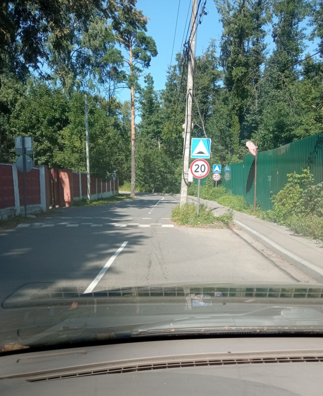 Дорожная инсталляциия? Умом Россию не понять?