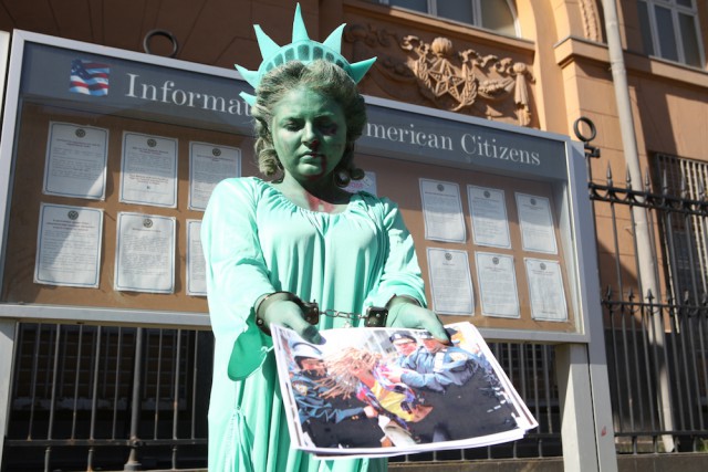 «Забитая» статуя Свободы вышла к посольству США в