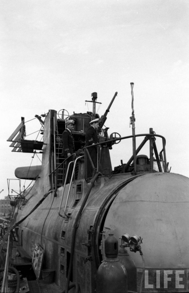 " Веселый Роджер" над субмариной