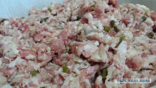 Домашняя колбаса с маринованными стрелками чеснока