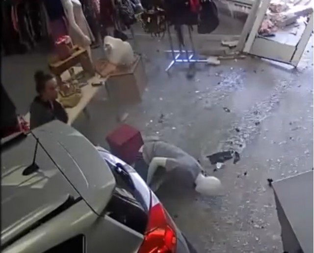 Автомобиль въехал в магазин