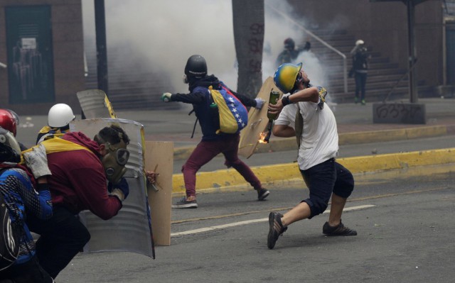 Огни Каракаса: в Венесуэле оппозиция забрасывает полицию «коктейлями Молотова»