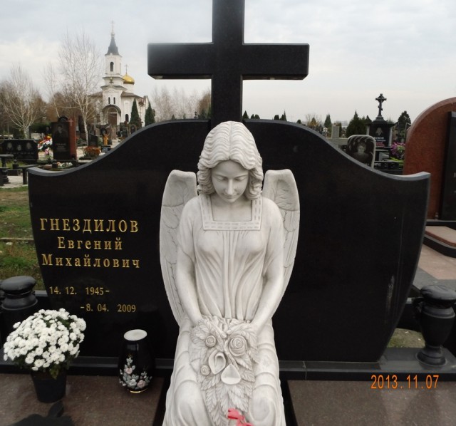 Памятники авторитетам 90-х на московских кладбищах