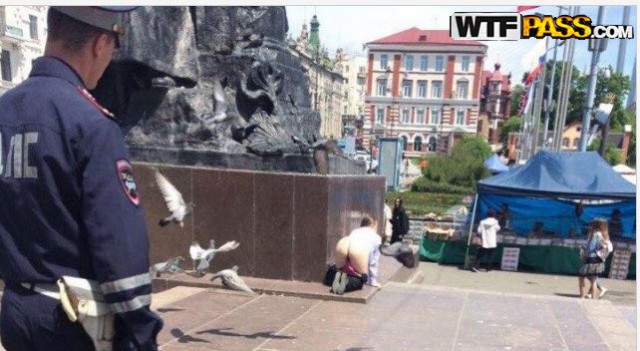 Во Владивостоке девушка сняла трусы в знак протеста.
