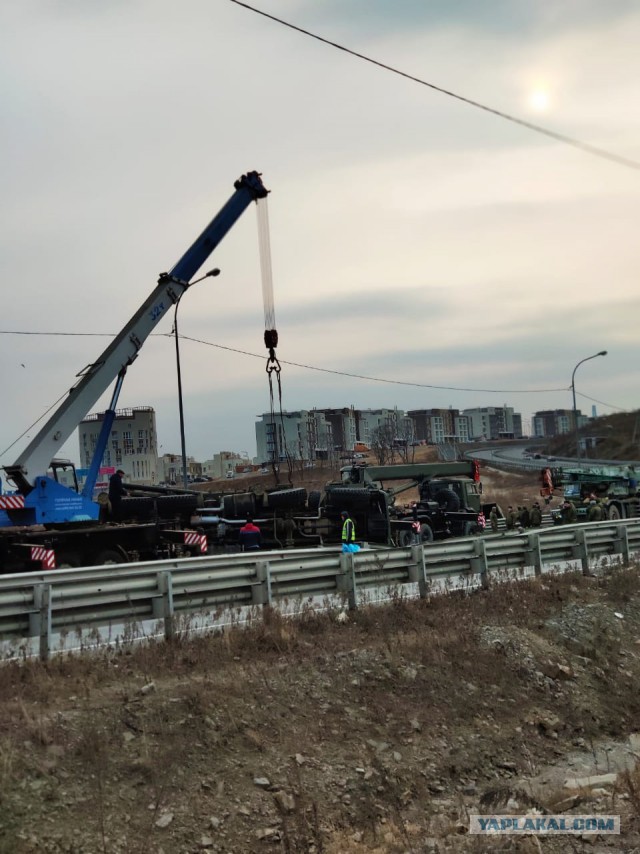 Во Владивостоке перевернулся ЗРПК «Панцирь-С»