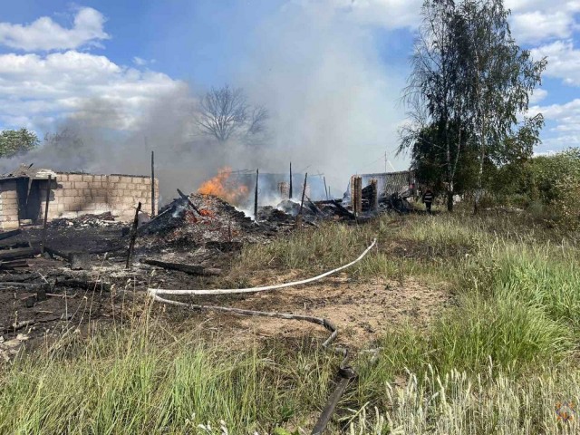 Внук решил запечь картошку по рецепту из интернета: сжег 5 построек во дворе у бабушки