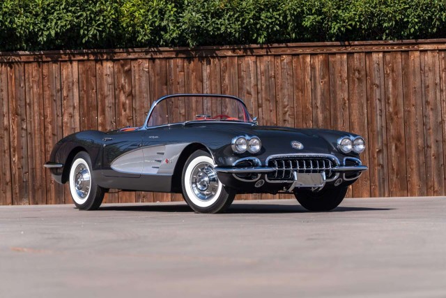 72 года Chevrolet Corvette. Немного красивых фото.