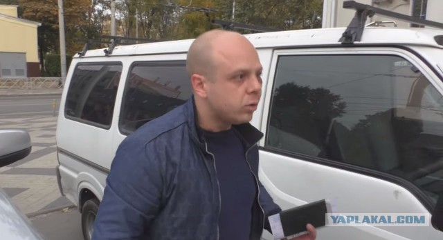 Сбил семью на тротуаре