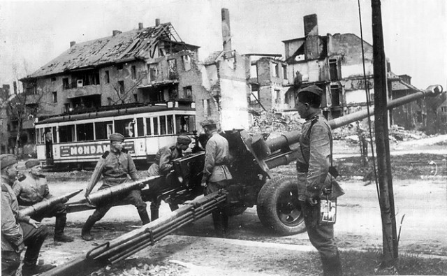 Исторические моменты Победы. Апрель-май 1945г