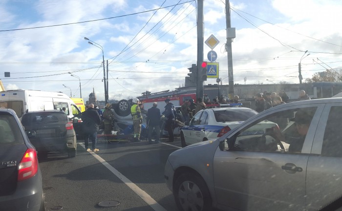 Два автомобиля врезались в толпу людей в Петербурге