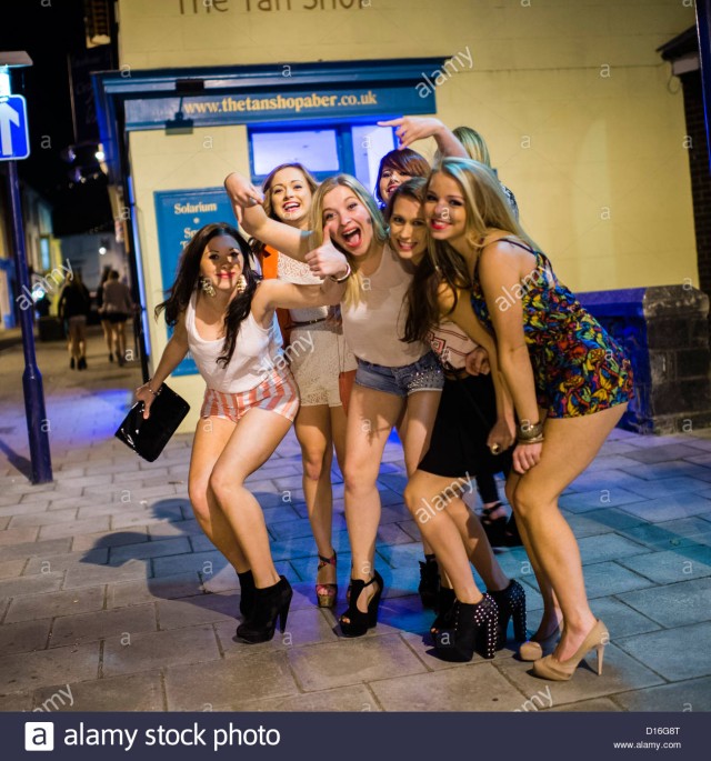British girls празднуют начало длинных выходных
