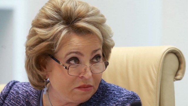 Секретарь московского суда дыроколом «подшила» к делу компакт-диск с доказательствами