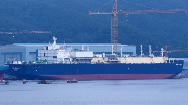 Флотилия СПГ-танкеров обвалила цены на газ в Европе