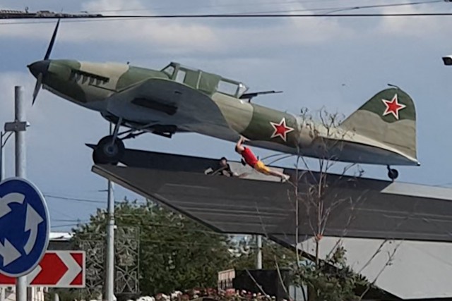 На Анастасию Волочкову пожаловались в полицию из-за шпагата у советского истребителя Ла-5 времён войны