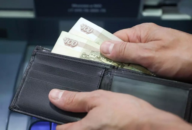 О новой схеме мошенничества с поступлением денег на счет россиян предупреждают «Известия» со ссылкой на источники в правоохранительных органах.