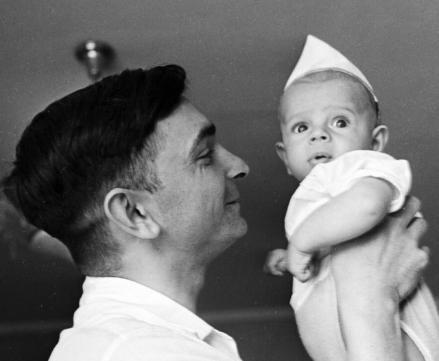 Счастливые папы: 25 атмосферных фотоснимков советских знаменитостей со своими детьми