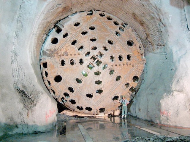 Как тоннелепроходческие машины ориентируются под землей и прокладывают путь с точностью до сантиметров