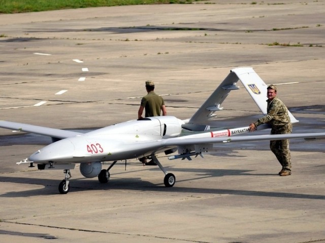 СМИ публикуют кадры попадания беспилотника в высотку в Саратове
