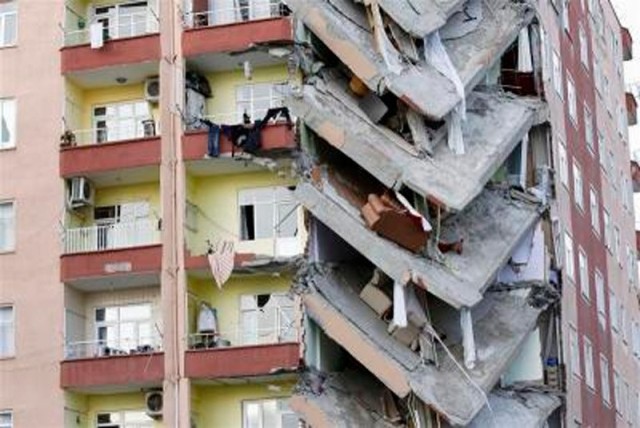 Соседи пожаловались на москвича, который во время ремонта увеличил площадь санузла и соединил балкон с комнатой