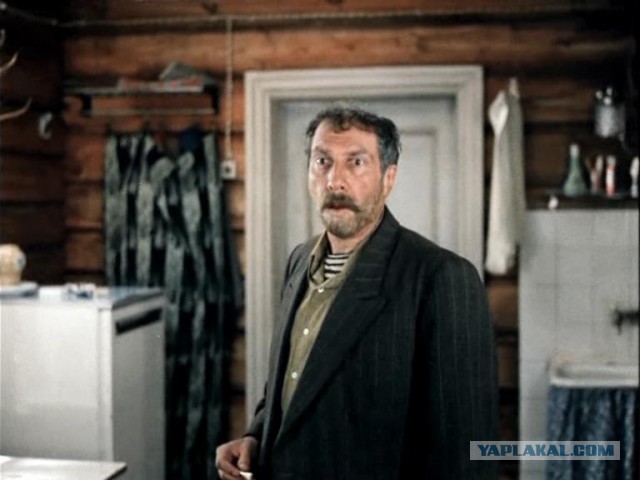 Сорокет стукнул Аврил Лавин