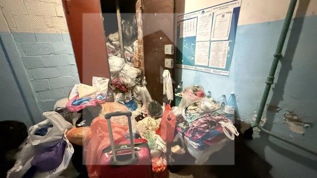 Хозяйка мусорной горы терроризирует соседей в жилом доме в Петербурге