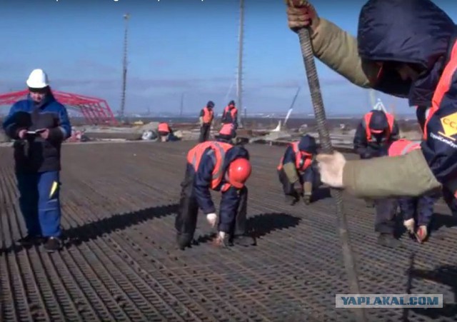В Крыму возведено более половины опор строящегося Керченского моста