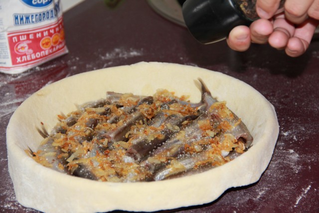 Пирог с мойвой
