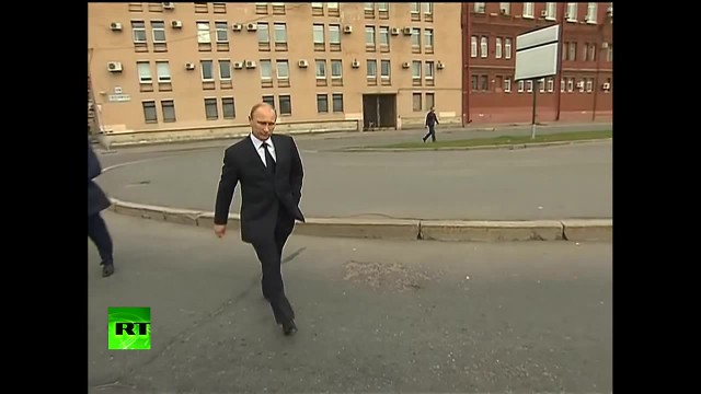 Иногда гуляет по городу и при этом остается инкогнито.