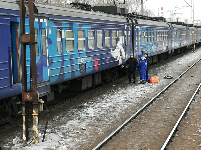 Экскаватор упал с моста на поезд между станциями Яуза и Маленковская