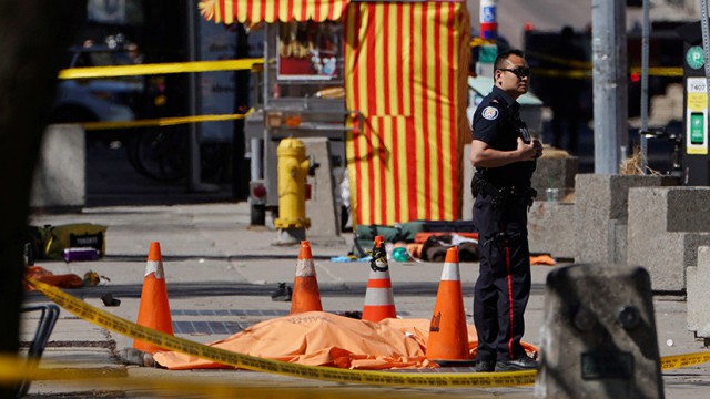 Фургон сбил толпу пешеходов в Торонто: до 10 пострадавших
