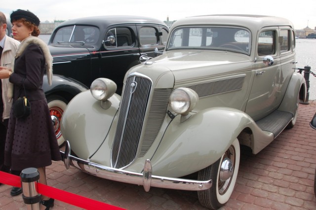 Авто Вернисаж на Неве.