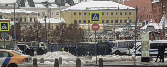 На Пушкинской площади в Москве "вдруг внезапно" начали перекладывать плитку, сообщают журналисты