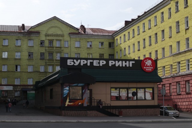 Реалии жизни в Норильске: голые дворы без газонов, деревьев и детских площадок