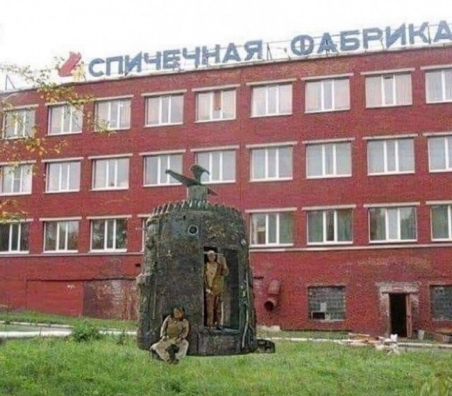Сегодня в 17:40 в нескольких районах Питера был замечен предмет, падающий с неба
